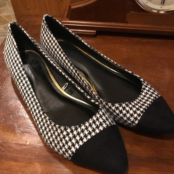 Banana Republic Black and White Flats with Pointed Toe Design - Picture 1 of 6